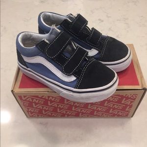 Toddler boys size 11.5 Vans Old Skool shoes.